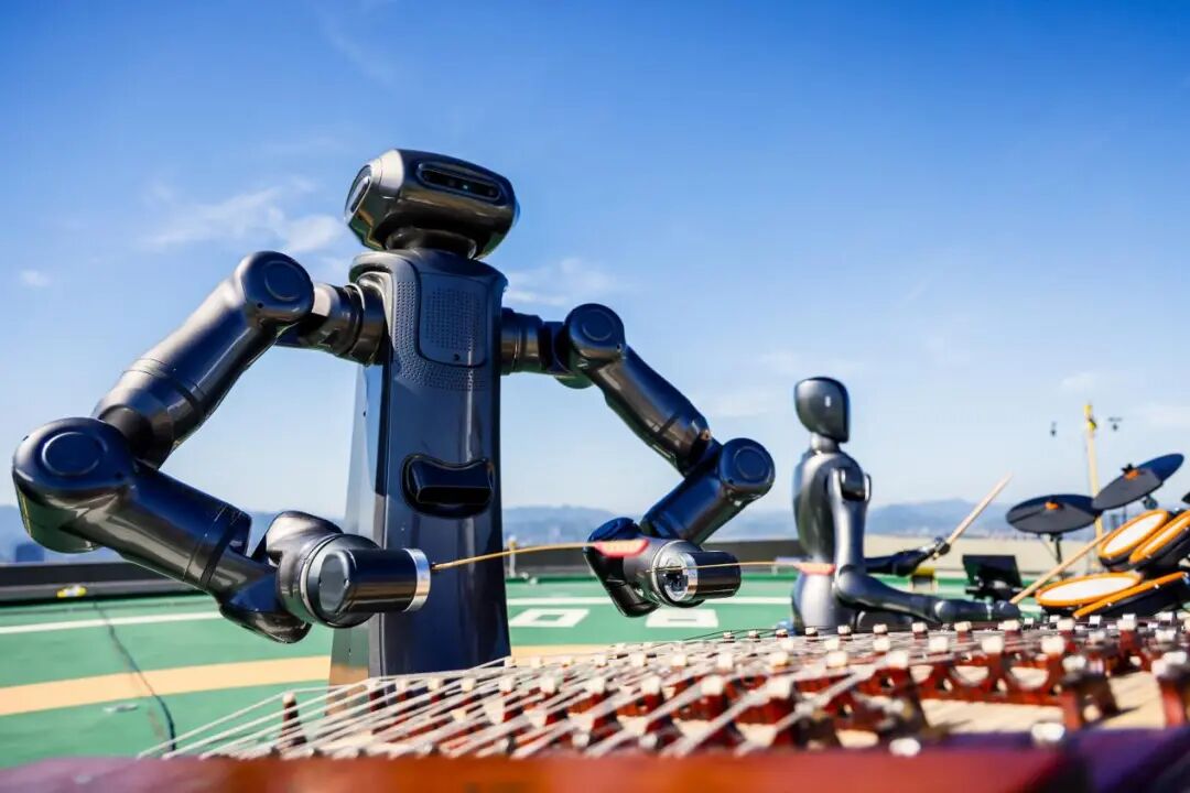 和璇机器东谈主乐队正在弹奏歌曲