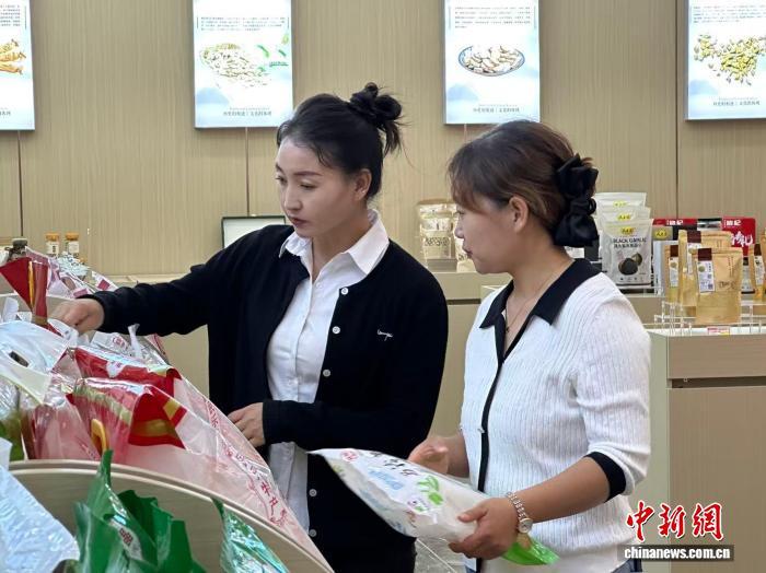 9月27日，消费者在购买“田园民乐”农产品。　戴文昌 摄