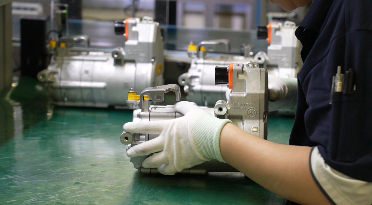 美的威灵汽车部件有限公司生产现场。