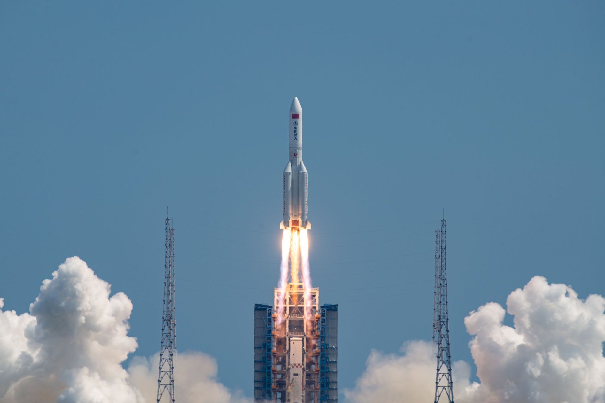 8月13日，我国成功将卫星互联网低轨08组卫星发射升空。新华社发（都鑫鑫　摄）