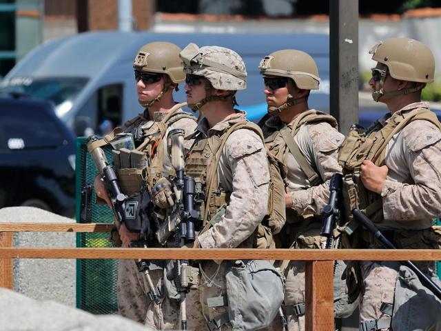 6月13日，美國海軍陸戰(zhàn)隊士兵在洛杉磯威爾希爾聯(lián)邦大樓的入口處站崗。新華社發(fā)（邱晨攝）