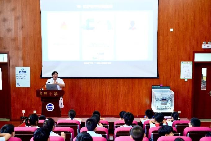 西城区什刹海社区卫生服务中心科教科科长张丽娜现场进行科学实验