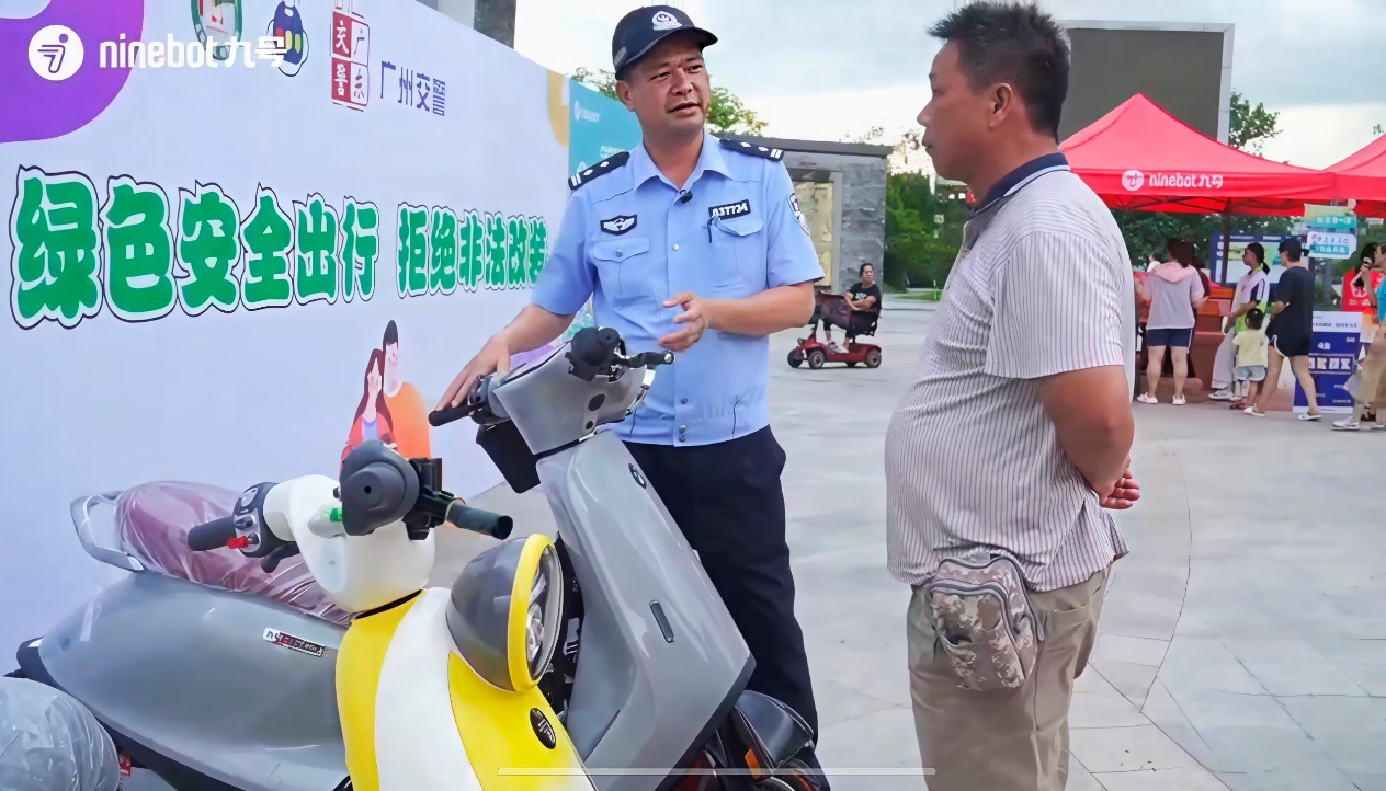 图：广州交警讲解电动车使用安全规范