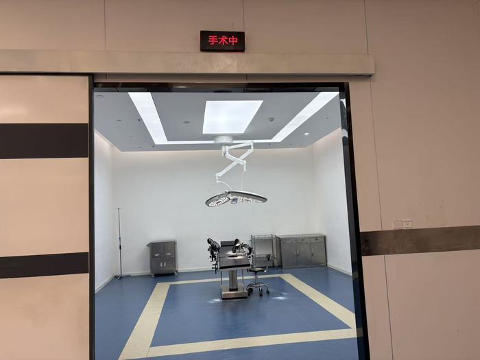 聚美航空港竖屏电影基地的手术室场景（界面新闻记者拍摄）