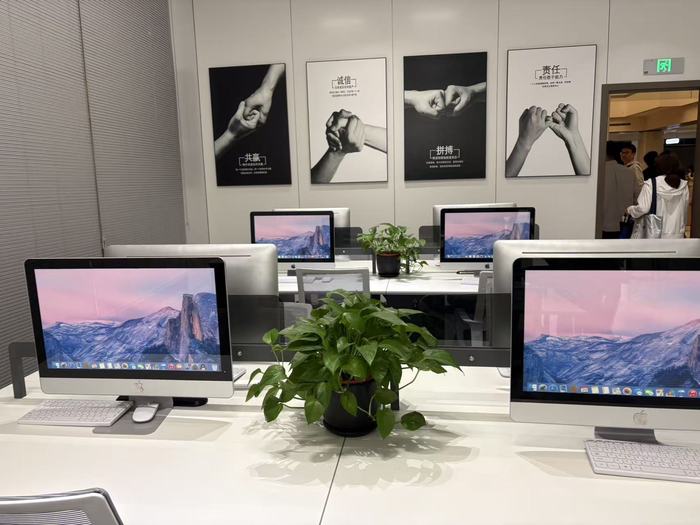 聚美航空港竖屏电影基地的办公室场景（界面新闻记者拍摄）