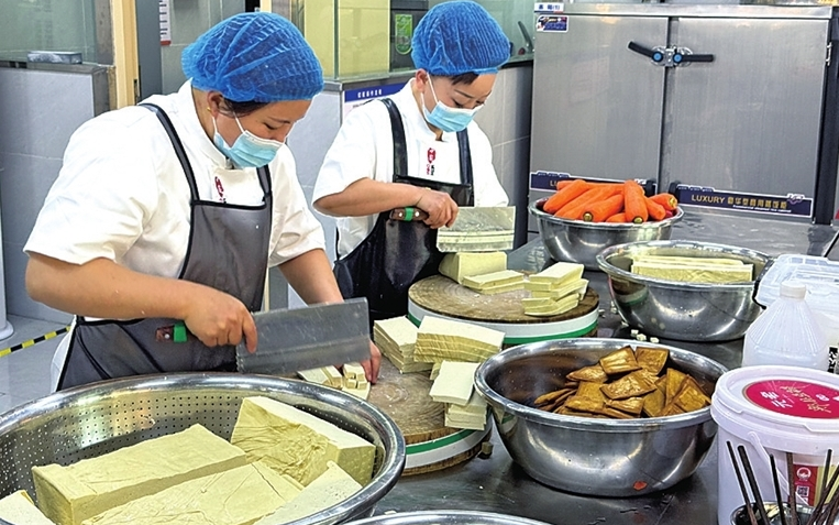 ▲河南开封市城乡一体化示范区推出的“妈妈帮厨”措施引发了关注。图/大河报