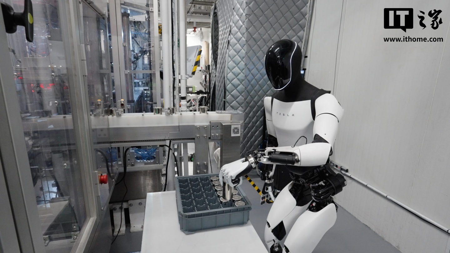 马斯克：特斯拉正全力推进Optimus 人形机器人的规模化生产