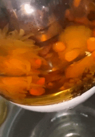 有消费者称，使用不到三次的小熊养生壶出现开裂 图源：电商平台