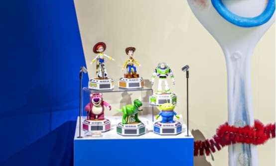 图|迪士尼大会现场展出的智能潮玩 「乐森迷你机器人」