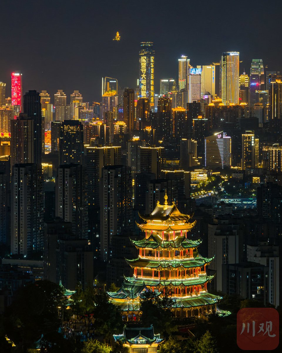 游客登上鸿恩寺俯瞰重庆城市夜景