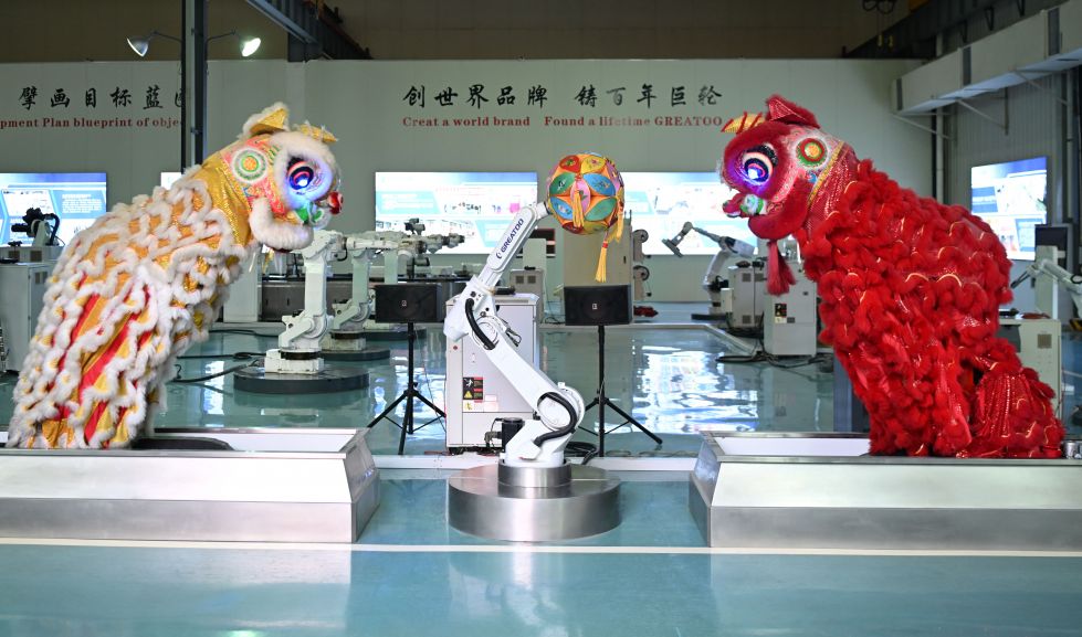 位于揭阳的巨轮智能装备股份有限公司的工业机器人舞狮（2025年6月29日摄）。 新华社记者 邓华 摄