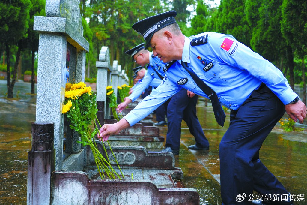 母赛昌摄9月30日,福建省公安厅在福建公安英烈纪念园隆重举行向公安