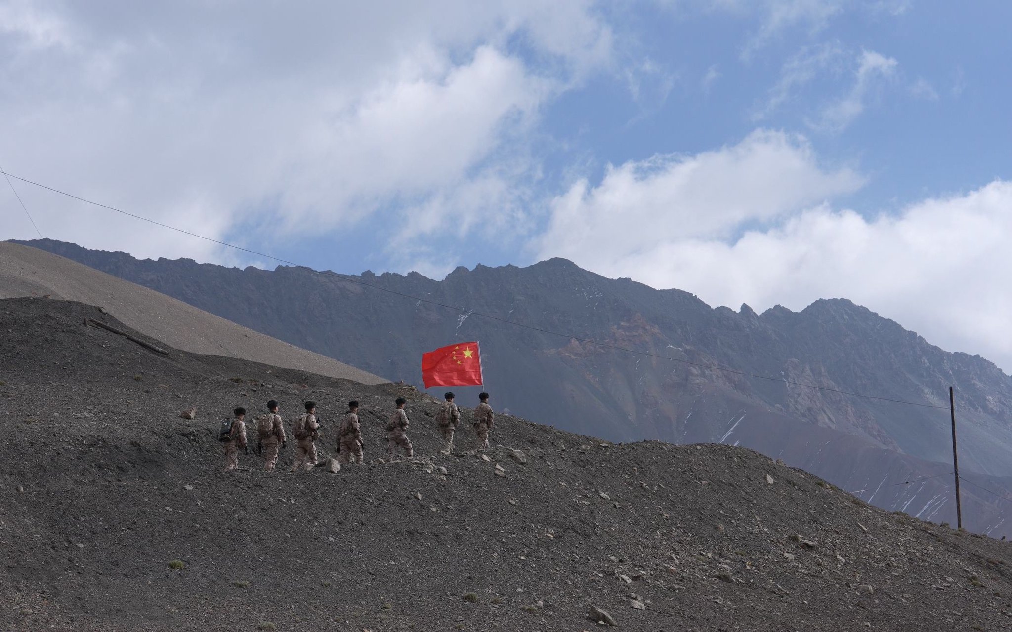 节日在战位:海拔4000米 边防官兵巡逻祖国边防线