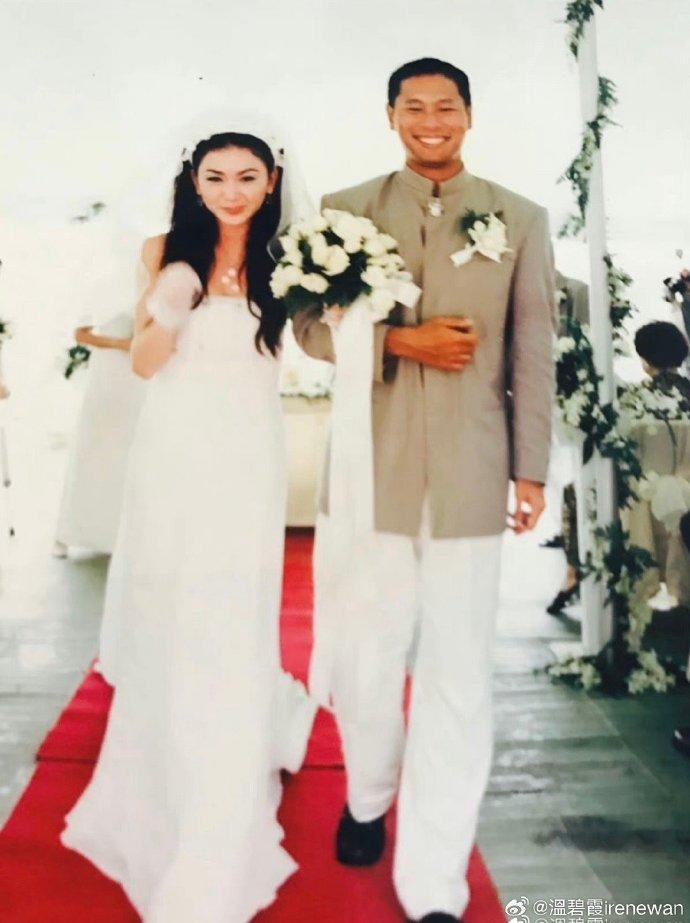 温碧霞晒照庆祝结婚25周年：时间令感情更加坚固