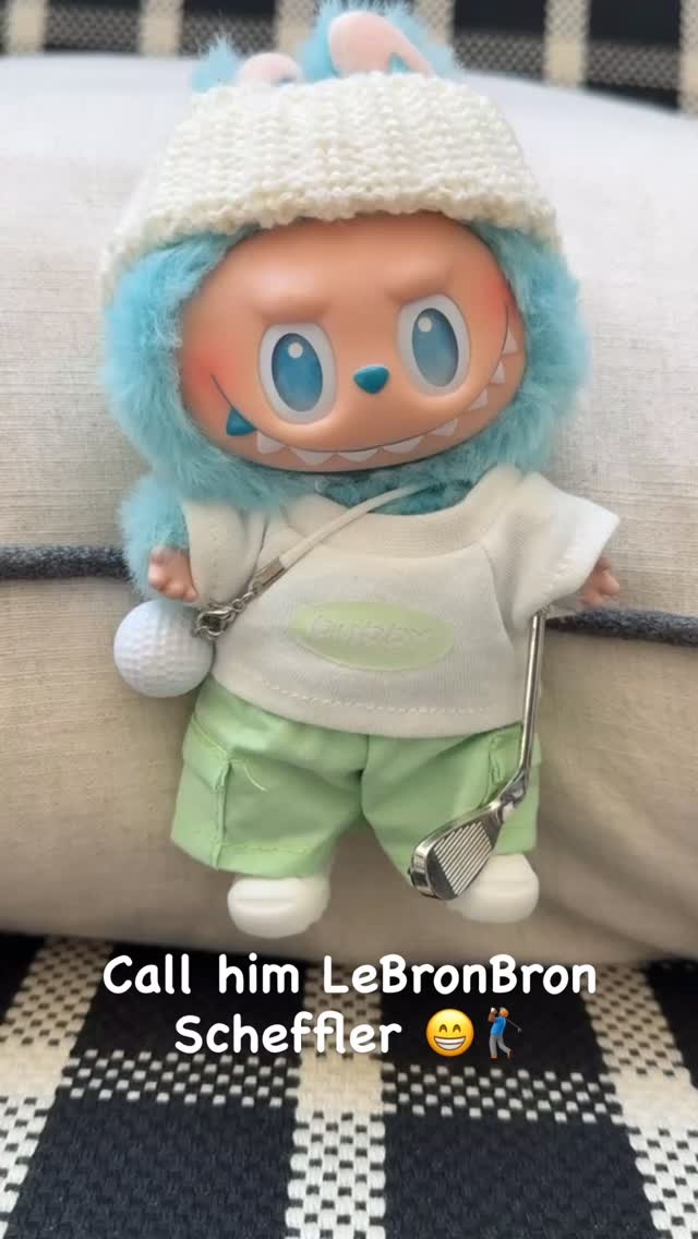 火遍全球！詹姆斯今日直播期间展示自己LV包上的Labubu挂件