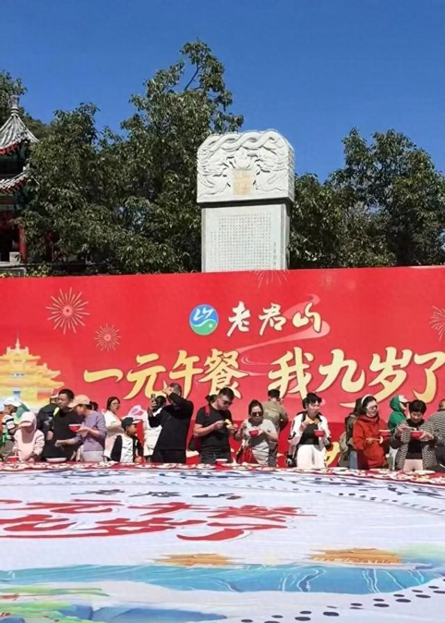 游客就餐現(xiàn)場圖(視頻截圖)