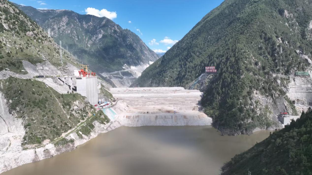 建设中的双江口水电站。(受访者供图)