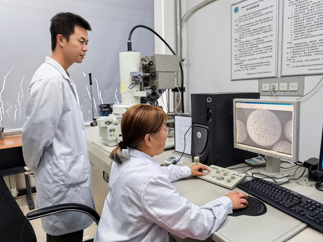     科研人员正在用扫描电子显微镜观察生物材料的纳米级结构。记者 吴蔚 摄