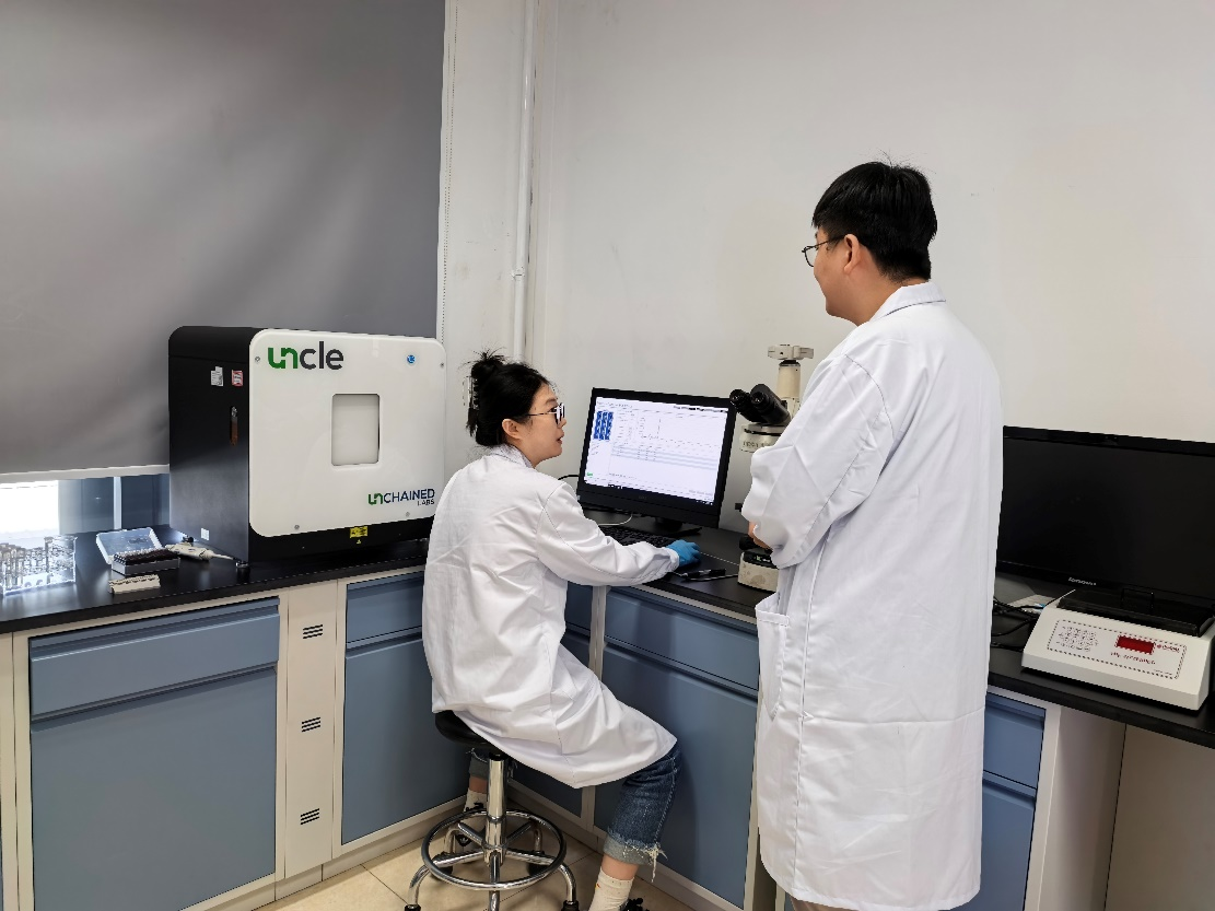     科研人员正在用扫描电子显微镜观察生物材料的纳米级结构。记者 吴蔚 摄