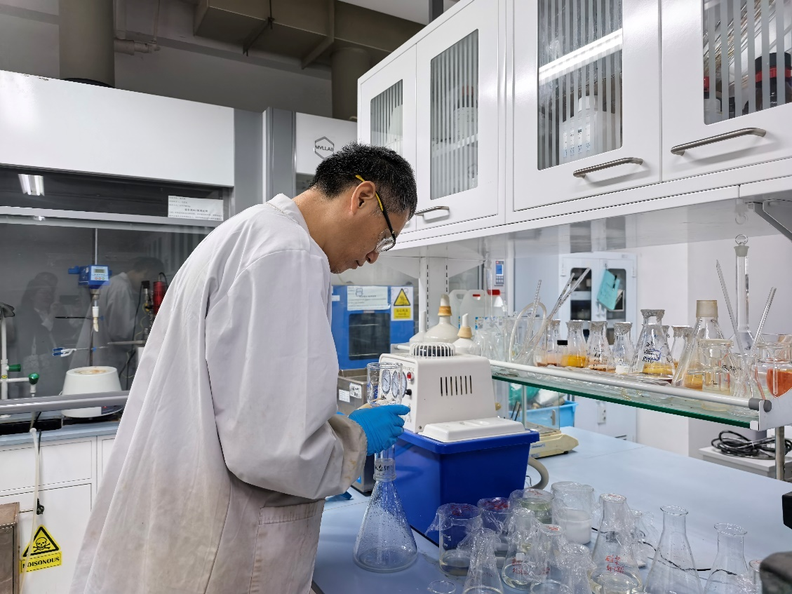 张广积正在做实验。记者 吴蔚 摄