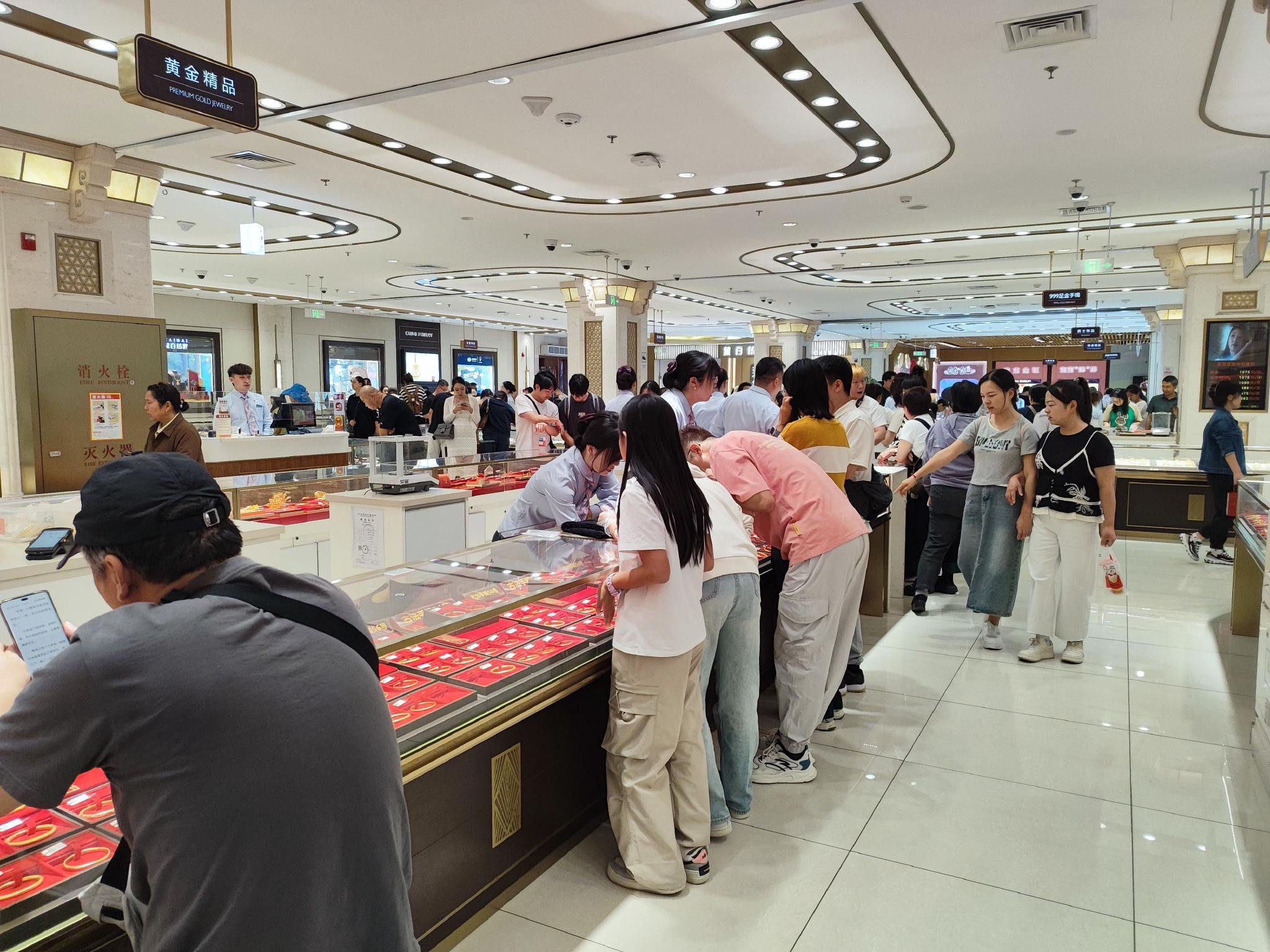 菜百总店黄金销售柜台,时代周报记者/摄