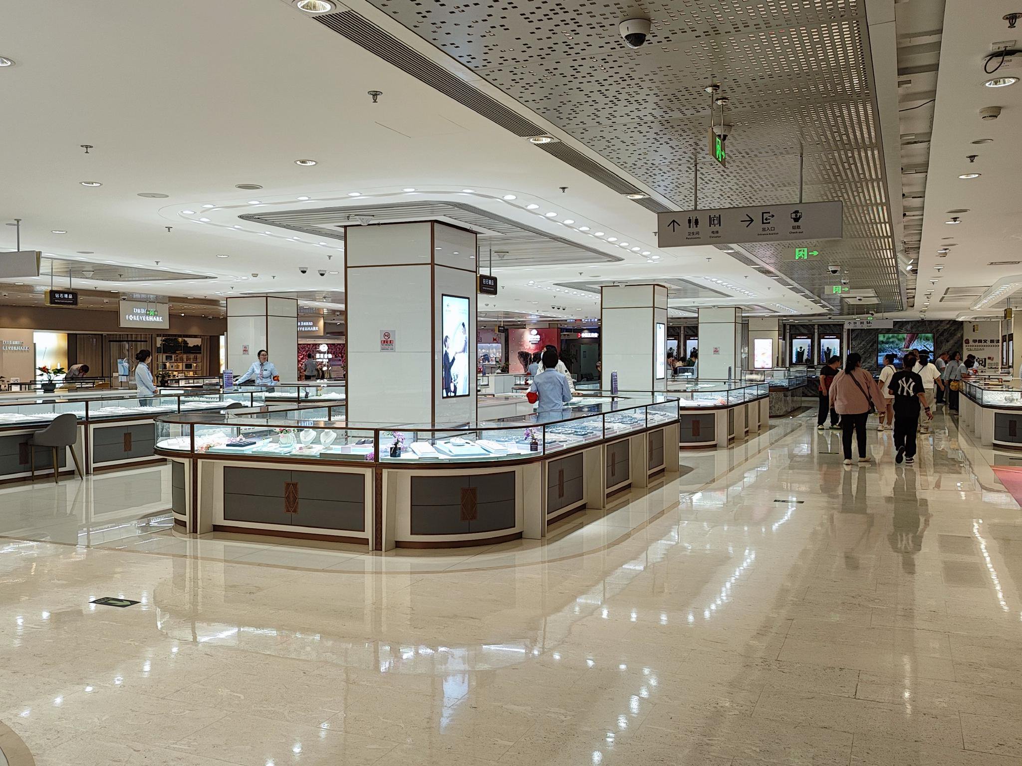 菜百总店白银以及钻翠柜台,时代周报记者/摄