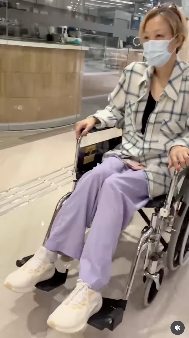 53岁郑秀文自曝坐轮椅，称做运动时伤了后腰
