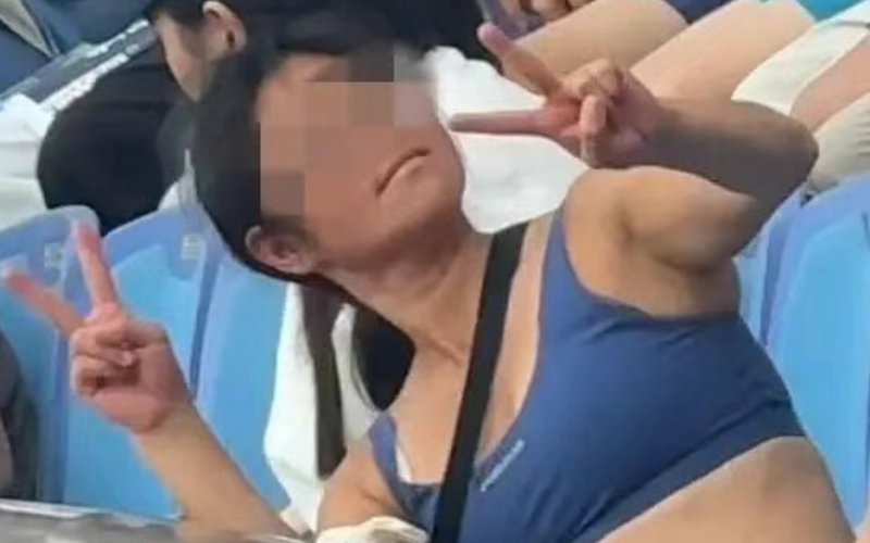 ▲球迷因干扰上海网球大师赛比赛，被安保人员抬出赛场。图/极目新闻截图