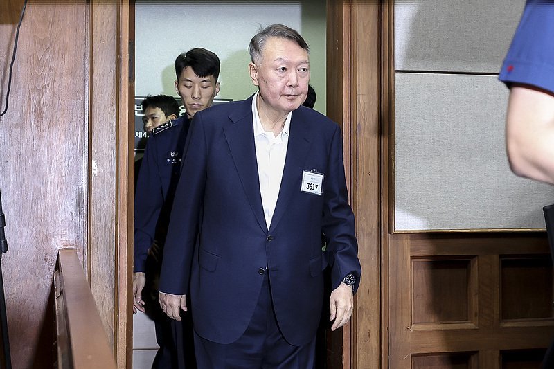 △当地时代9月26日上昼，韩国前总统尹锡悦抵达首尔中央地智力院出席庭审。