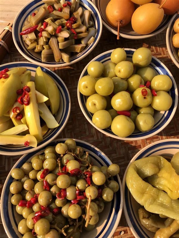 坛子酸葡萄、酸芒果。 图源：小红书@青菜家的酸嘢