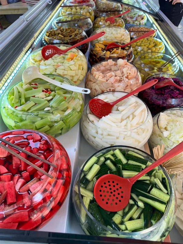 各种腌制酸嘢。图源：小红书@婵非禅