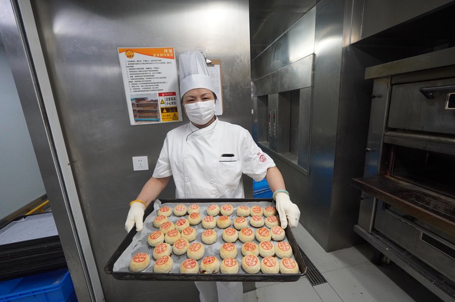 虞仁瑛与新鲜出炉的现烤月饼（作者 摄）。