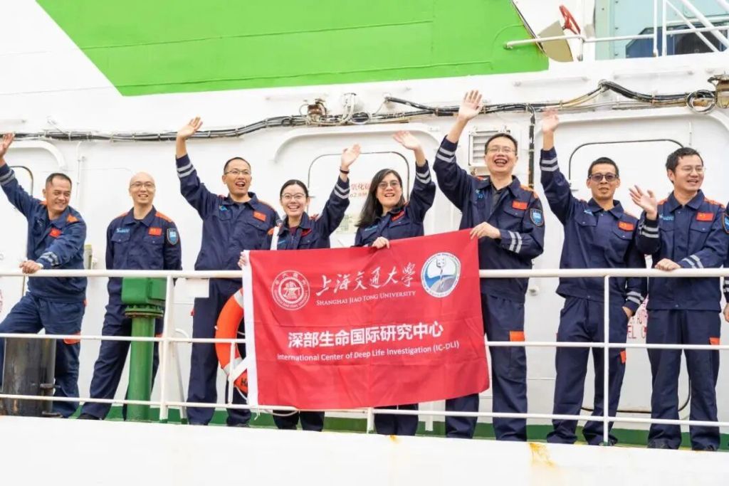 2021年，结束了西太平洋海域深渊科考任务的“奋斗者”号载人潜水器顺利返航（左四为赵维殳，右三为肖湘）