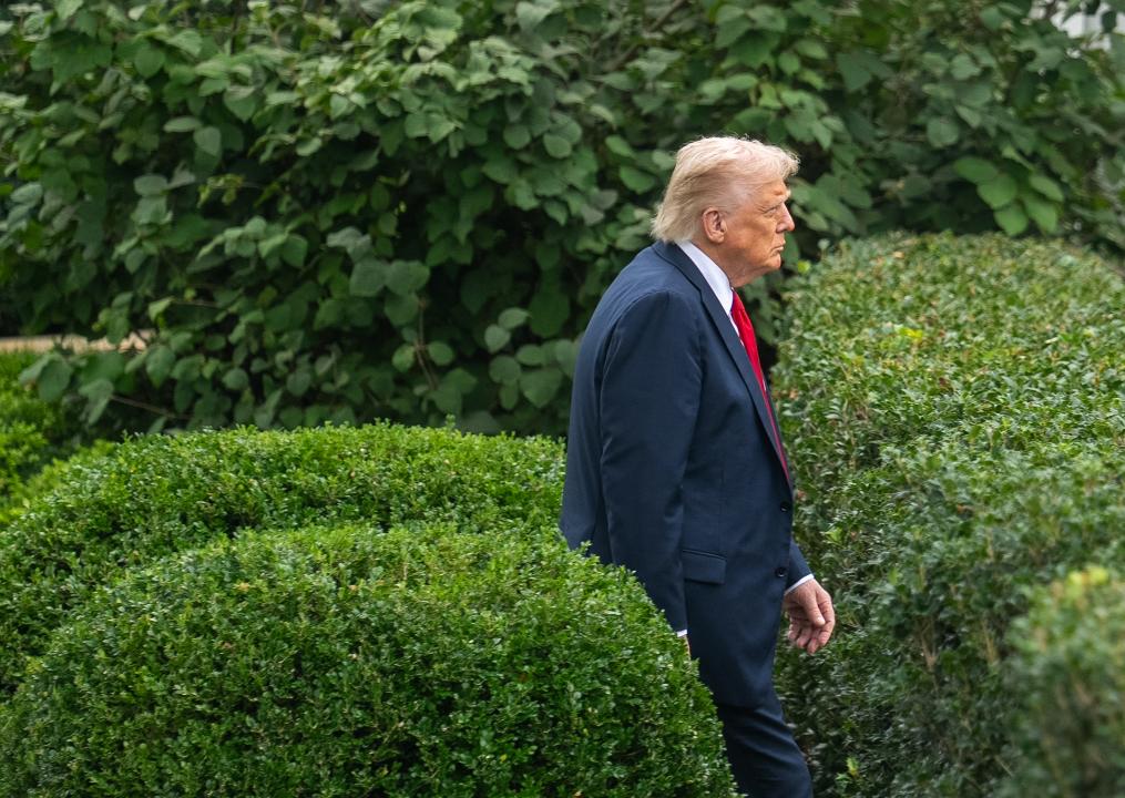 　　9月30日，在美國首都華盛頓白宮，美國總統(tǒng)特朗普走在白宮玫瑰園。新華社記者胡友松攝