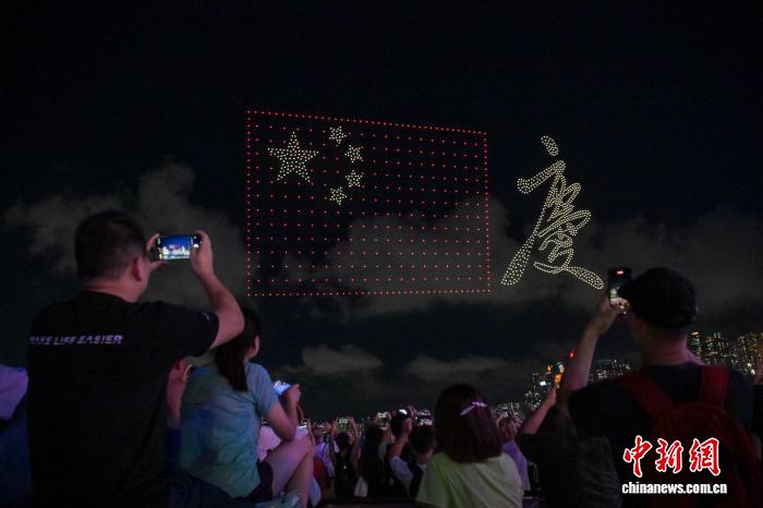 巨幅“五星红旗”闪耀维港 1200架无人机共庆国庆