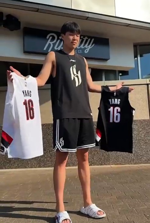 杨瀚森的穿衣风格如何？格兰特：没留意过 不过我可以帮他参谋