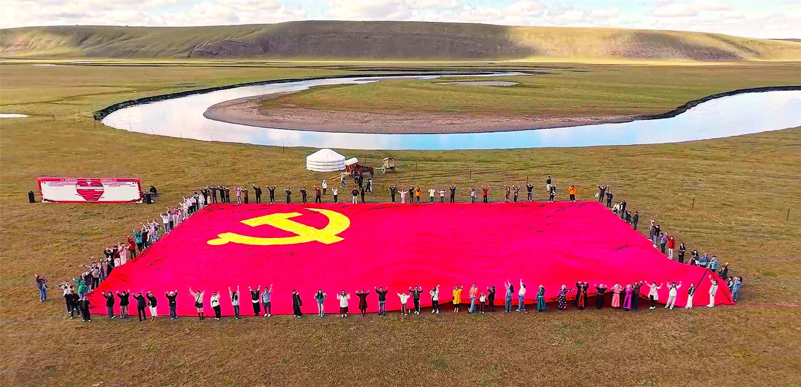 陈巴尔虎旗:千人齐诵爱国曲 党旗国旗耀山河