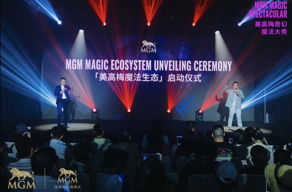 左：美高梅国际酒店集团中国区酒店总裁周锋； 右：中国杂技家协会副主席、全国魔术艺术委员会主任李宁