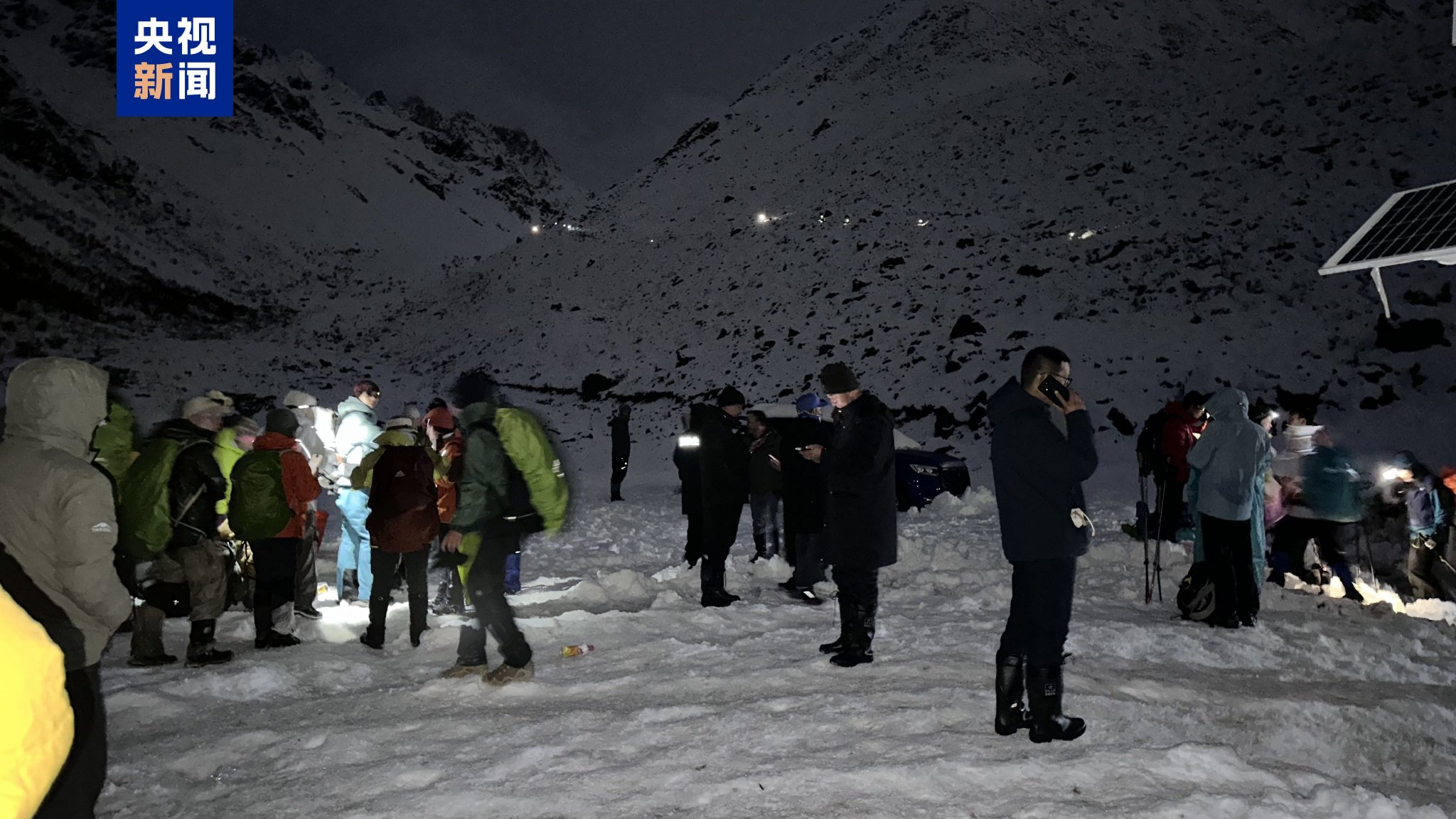 西藏定日县受降雪影响游客全部取得联系 已有350名安全抵达接应点