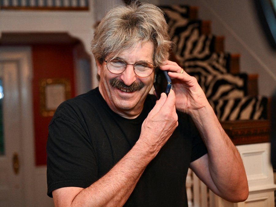 2024年诺贝尔生理学或医学奖得主加里·鲁夫坎喜笑颜开