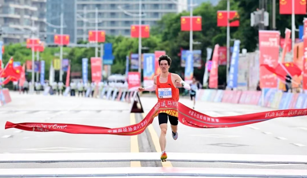 半程马拉松男子组冠军苏逸冲线瞬间