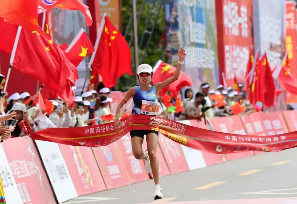 全程马拉松女子组冠军韦洁婷冲线瞬间