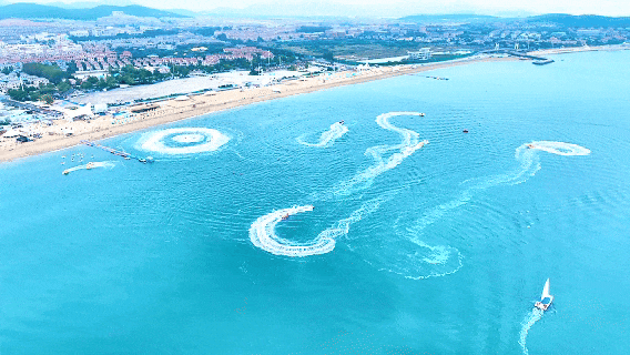“快乐海岸”的海上运动表演（央广网发 姜媛媛 摄）