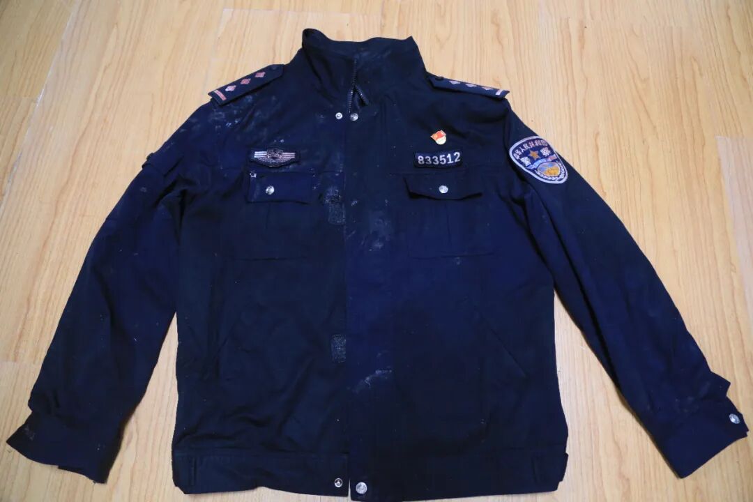 ▲圖為鄭亮犧牲時(shí)身著(zhù)的警服，已被鮮血浸透。