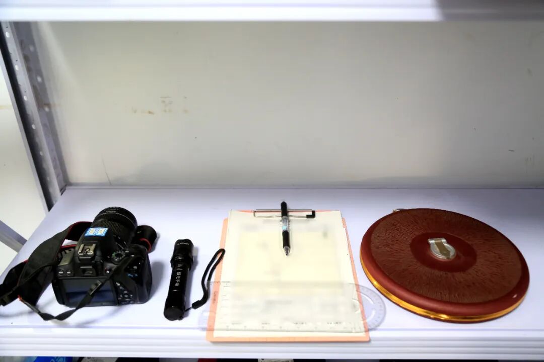 ▲圖為鄭亮最后一次出警攜帶的事故勘查工具。