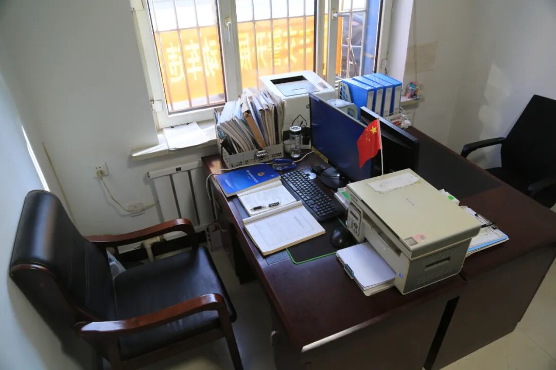 ▲圖為鄭亮生前的辦公桌。