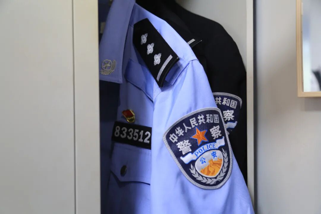 ▲圖為鄭亮衣柜中的警服。