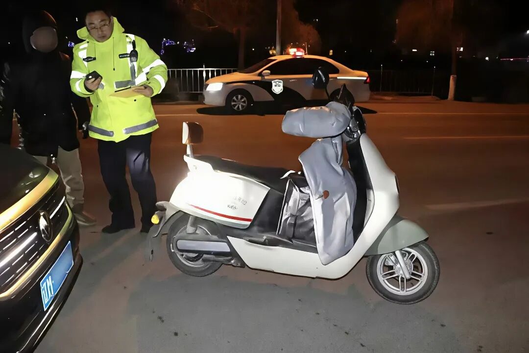 ▲圖為鄭亮在處置一起交通事故。