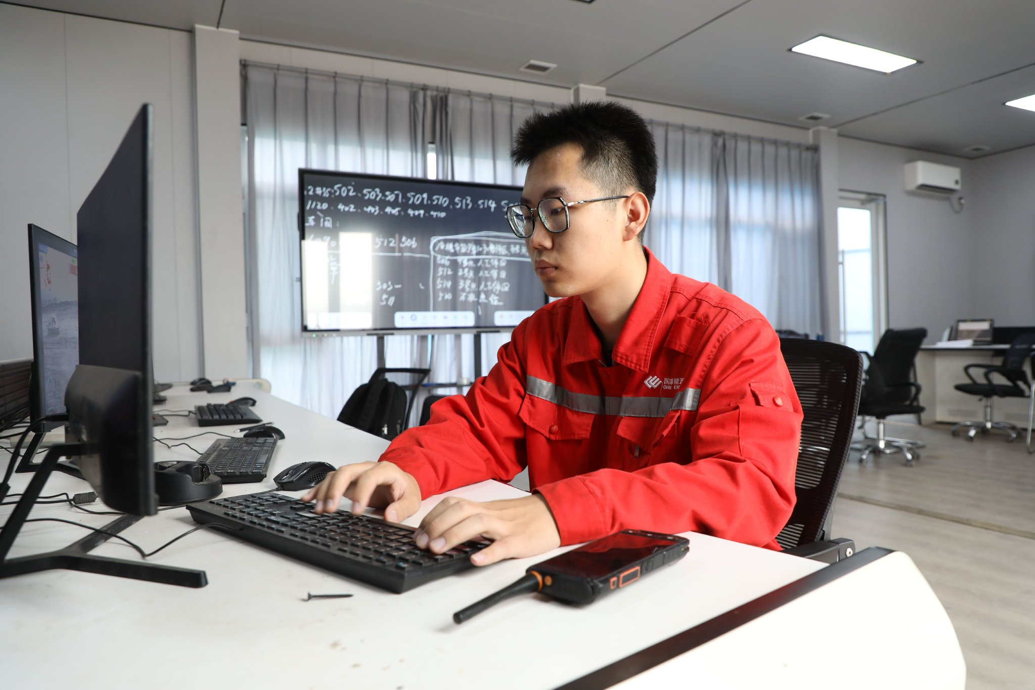 准能集团：智驾煤海 青春报国