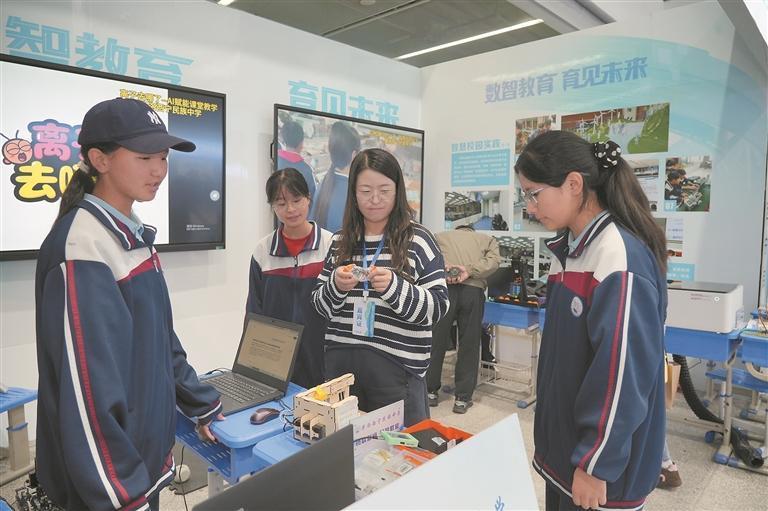 同学们正在和老师一起探讨关于人工智能的话题。本报记者 王宥力 摄
